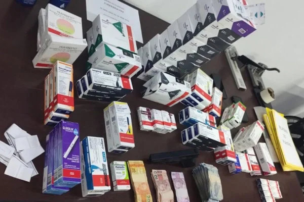 Imagem colorida mostra remédios roubados de farmácia no interior de São Paulo. Autores do roubo foram presos - Metrópoles