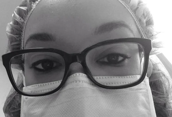 Comissária duvida de médica por ela ser negra e passageiro quase morre