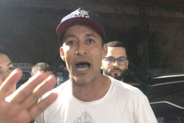 Prefeito Piter Santos (Podemos) causa confusão em show de rap em Vargem Grande Paulista, na Grande SP: “Maloqueiros”. - Metrópoles
