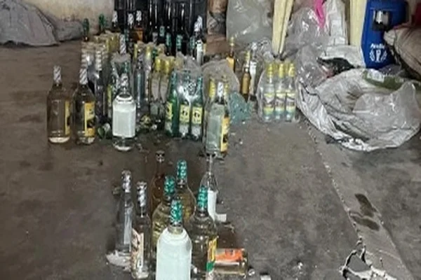 Imagem colorida mostra bebidas que teriam sido fabricadas com metanol - Metrópoles