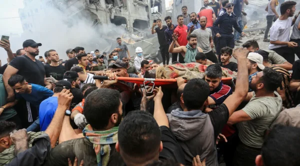 Pessoas carregam corpo de palestino ferido, em Gaza