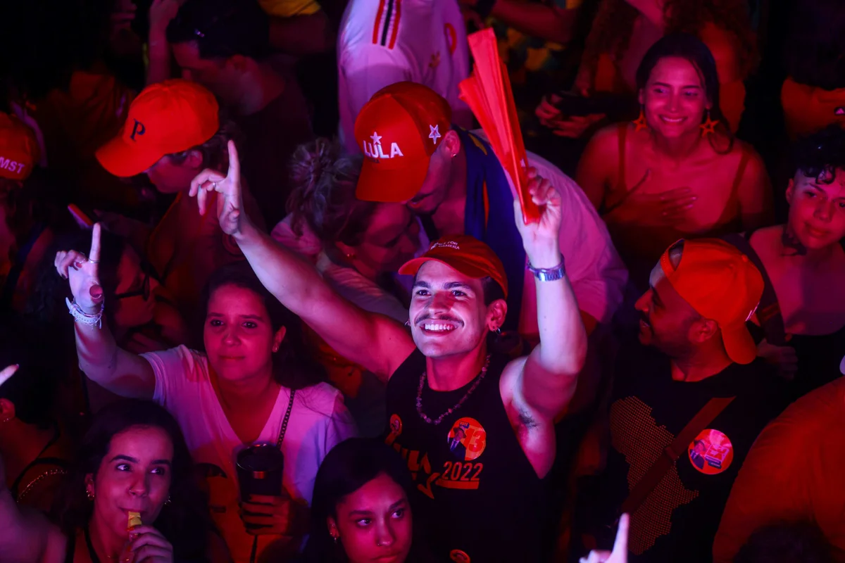 Eleitores de Lula entoam Hino Nacional em rua lotada na Asa Norte - imagem 2 Eleitores de Lula entoam Hino Nacional em rua lotada na Asa Norte - imagem 2