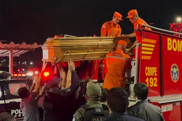 Imagem de caixão sendo colocado carro do Corpo de Bombeiros - metrópoles