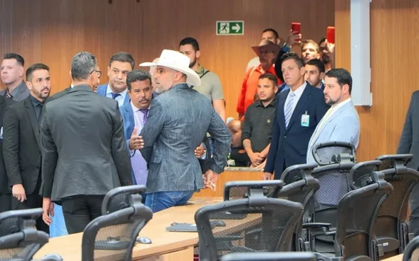 imagem colorida confusão deputado amauri ribeiro goias