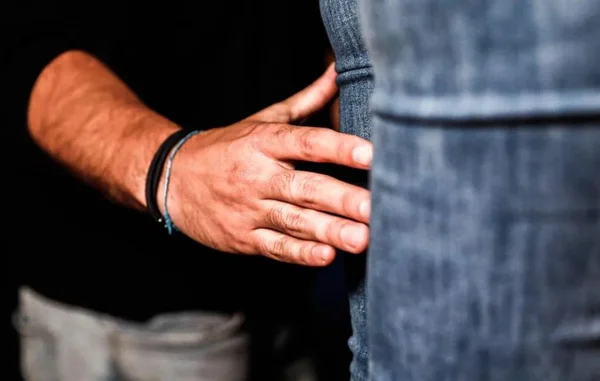 “Em choque”: homem põe mão entre bancos para apalpar jovens em ônibus