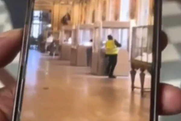 Imagem colorida de homem roubando museu do Louvre -- Metrópoles
