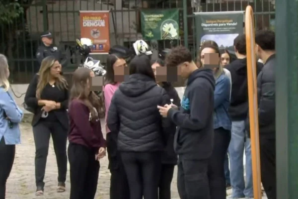 foto colorida de pessoas em velório, no Cemitério da Lapa, de família morta por adolescente de 16 anos na Vila Jaguara - Metrópoles