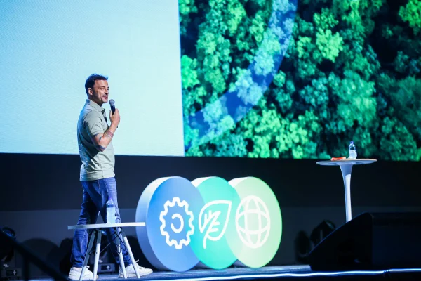 Fotografia colorida mostrando homem discursando em palco-Metrópoles