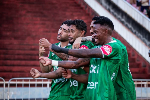 Imagem colorida do jogo entre Uberlândia e Operário pela Série D- Metrópoles