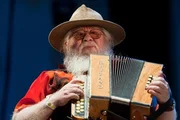 Hermeto Pascoal era multi-instrumentista, sabendo tocar acordeon, flauta, pandeiro e outros instrumentos Hermeto Pascoal era multi-instrumentista, sabendo tocar acordeon, flauta, pandeiro e outros instrumentos
