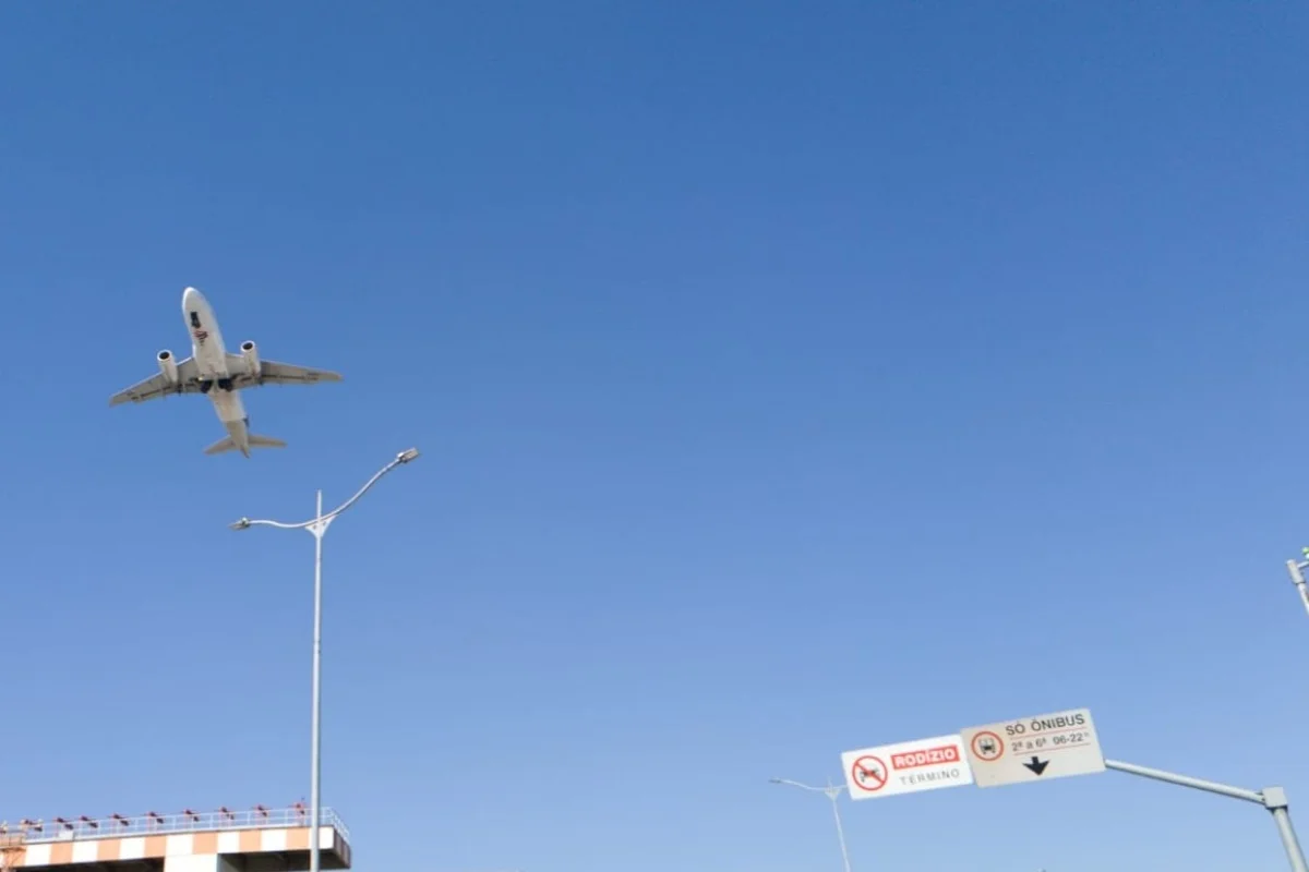 Avião decolando em Congonhas, em São Paulo Avião decolando em Congonhas, em São Paulo