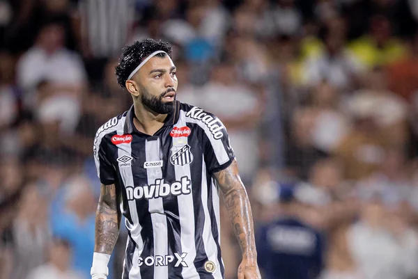 Imagem colorida de Gabigol na partida contra o Recoleta