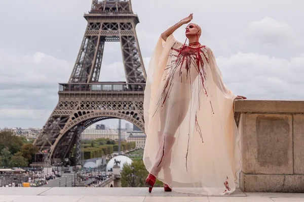 Drag queen brasiliense Carrie Myers bomba em turnê pela Europa
