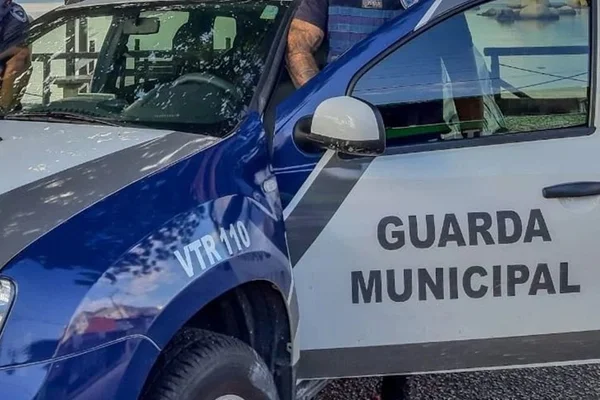 Foto colorida de um carro da Guarda Municipal de Florianópolis - Metrópoles