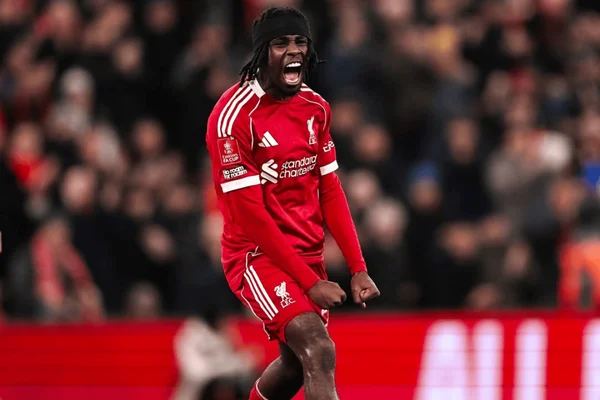 Frimpong comemorando gol pelo Liverpool na Copa da Inglaterra
