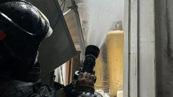 Imagem colorida mostra bombeiro com uma mangueira na mão combatendo um incêndio causado pela explosão de uma caldeira em um restaurante - Metrópoles