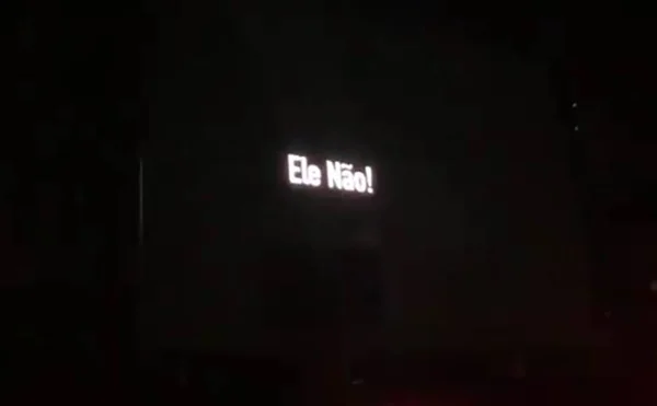 Em Curitiba, Roger Waters exibe #EleNão antes de 22h: “Obedeçam a lei”