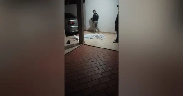 Imagem de corpo da mulher estirado no chão - Metrópoles
