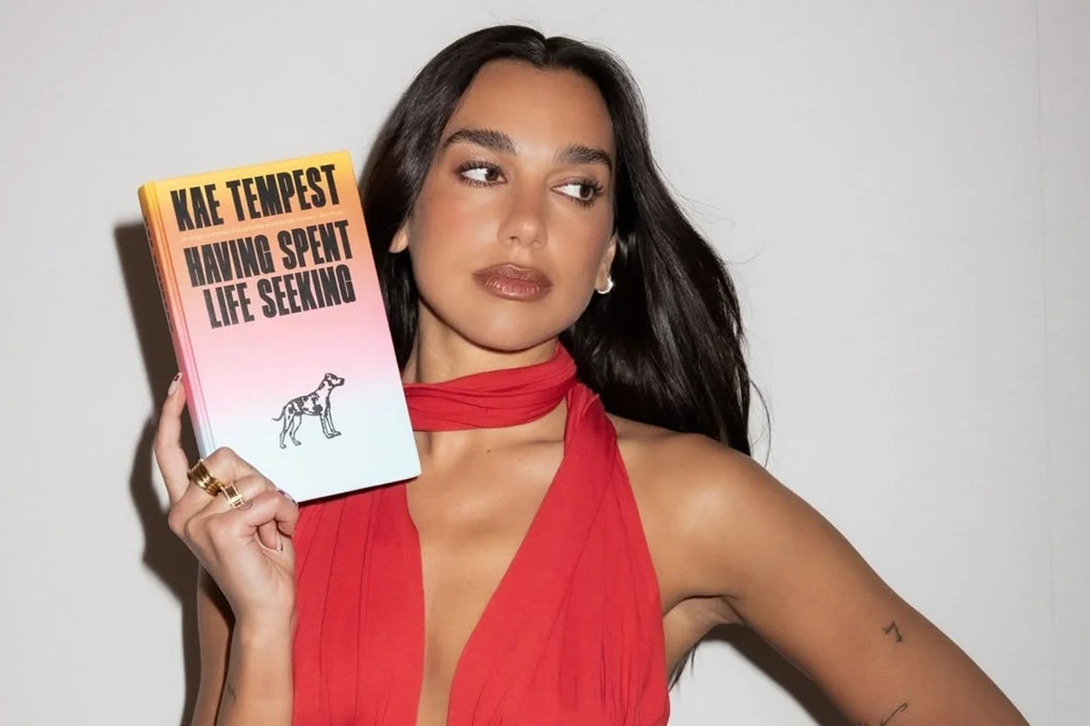 Dua Lipa abre biblioteca com 100 livros "proibidos", como O Conto da Aia