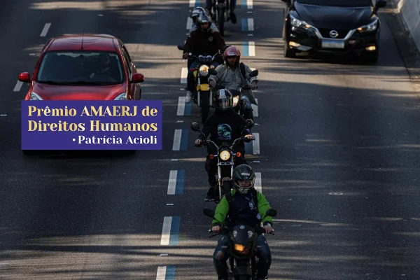 Imagem de motociclistas no centro de São Paulo com logomarca do prêmio Patrícia Acioli