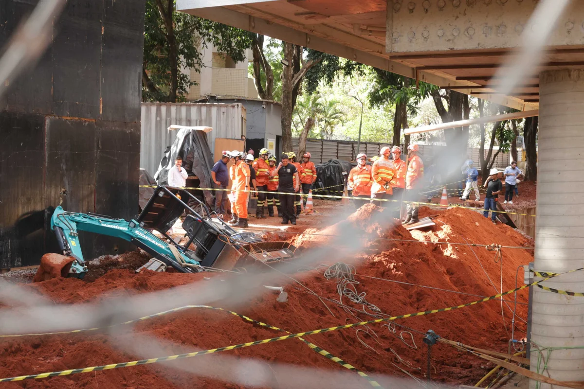 Um trabalhador da obra faleceu ao ser soterrado pela máquina Um trabalhador da obra faleceu ao ser soterrado pela máquina