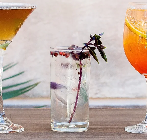 Aprenda uma refrescante receita de mojito basílico