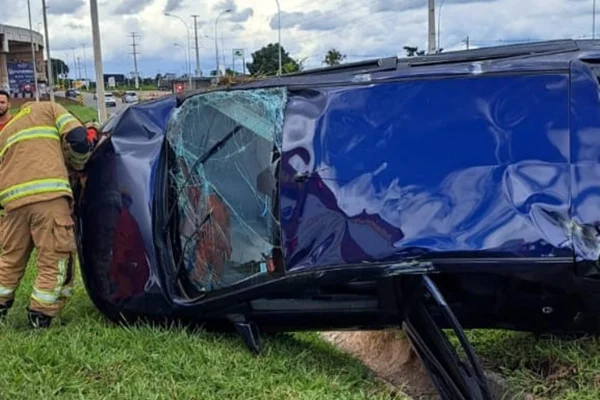 Carro capota após batida na BR-040 e crianças são levadas a hospital