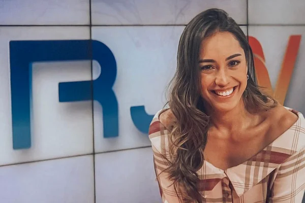 Ana Paula Mendes, apresentadora da Inter TV, afiliada da Globo