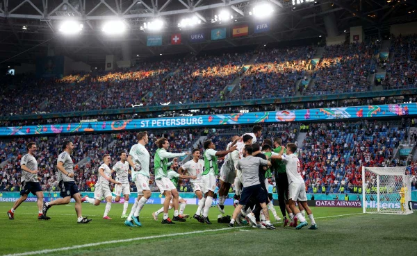 Espanha sofre, mas supera Suíça nos pênaltis e avança à semi da Euro