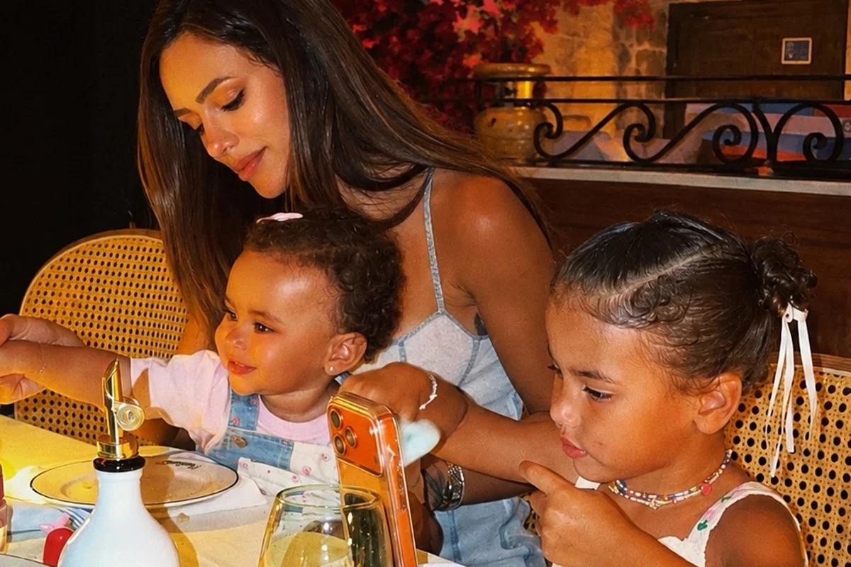 Biancardi diverte fãs ao mostrar make das filhas após Neymar ser "babá"
