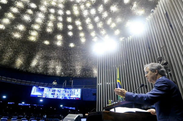 Votos a favor do impeachment de Dilma sobem para 49