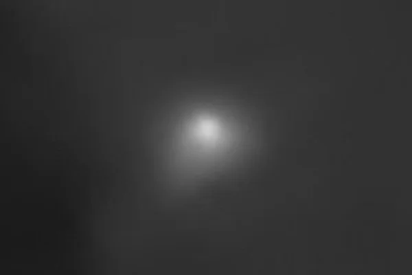 Foto colorida e e embaçada do cometa 3I/Atlas, captata por telescópios de alta precisão - Metrópoles.