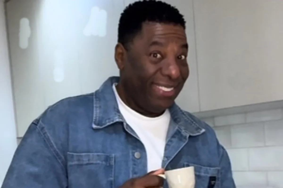Netinho de Paula posa para as redes sociais tomando um café Netinho de Paula posa para as redes sociais tomando um café