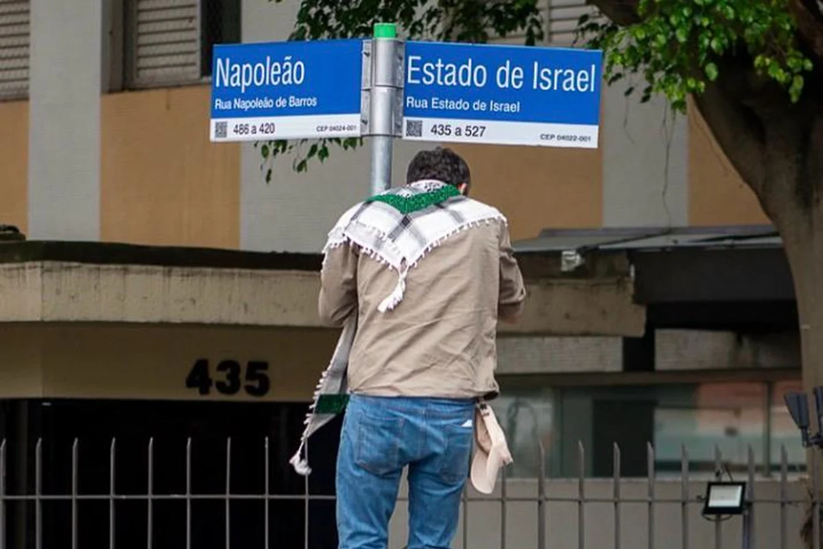 Deputado leva ativista Thiago Ávila ao MP por adulterar placa de Israel - imagem 3 Deputado leva ativista Thiago Ávila ao MP por adulterar placa de Israel - imagem 3