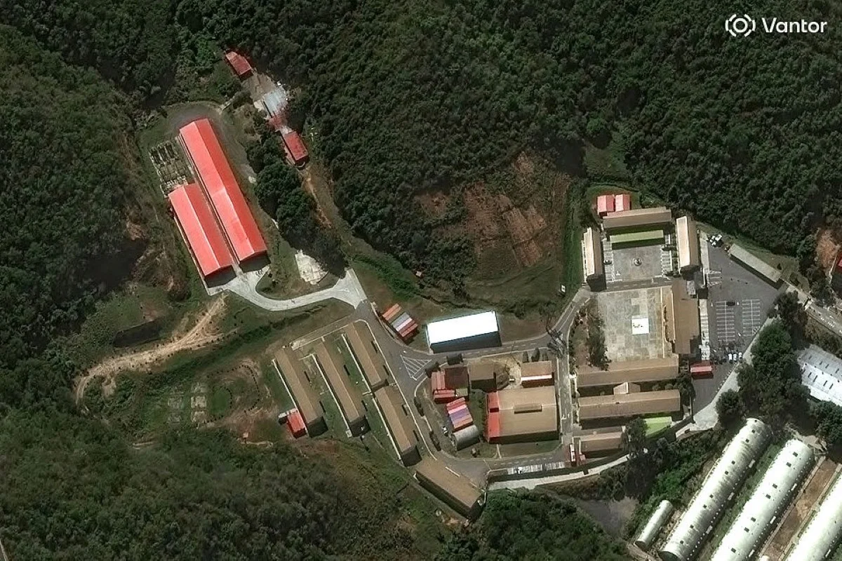 Imagem de satélite da Vantor mostra uma visão geral dos edifícios e equipamentos militares no complexo militar de Fuerte Tiuna, em Caracas, antes dos ataques Imagem de satélite da Vantor mostra uma visão geral dos edifícios e equipamentos militares no complexo militar de Fuerte Tiuna, em Caracas, antes dos ataques