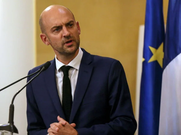 Foto colorida do ministro das Relações Exteriores da França, Jean-Noel Barrot, falando durante uma conferência de imprensa na Pine Residence, a residência oficial do embaixador francês no Líbano - Metrópoles