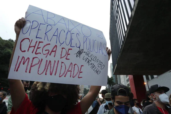 Manifestantes com cartaz que pede Abaixo as operações