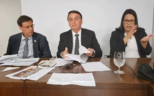 Após fala sobre desobrigar uso de máscaras, Bolsonaro faz live