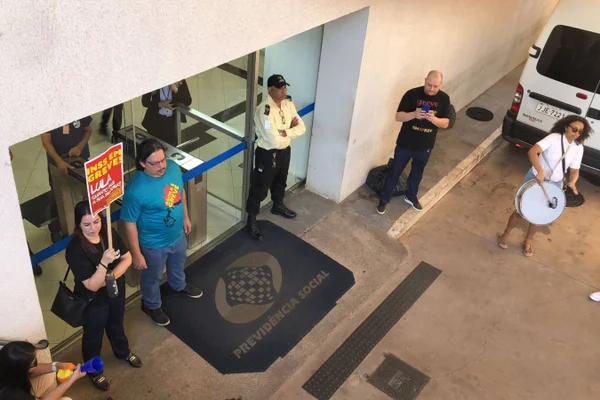 Imagem colorida de servidores grevistas em frente ao prédio do INSS - Metrópoles