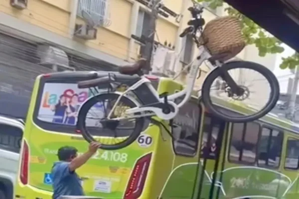 Imagem colorida de ônibus em Niterói - Metrópoles