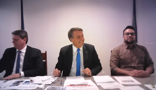 Bolsonaro ri de quem é contra o “tratamento precoce” e pega Covid