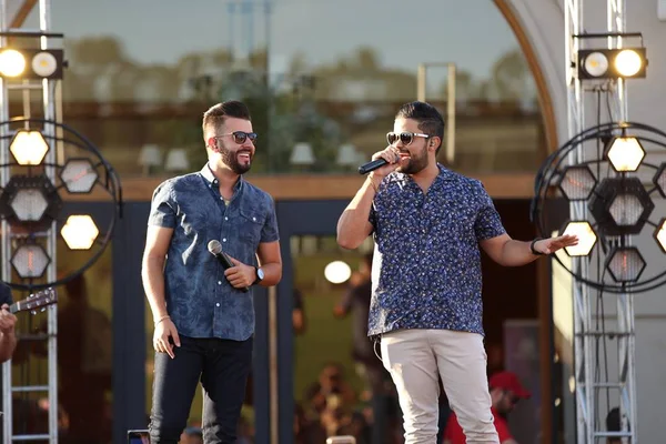 Figurinha: Douglas e Vinícius comentam sucesso do hit na Indonésia