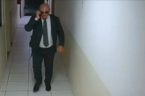 Imagem colorida de homem usando máscara de silicone