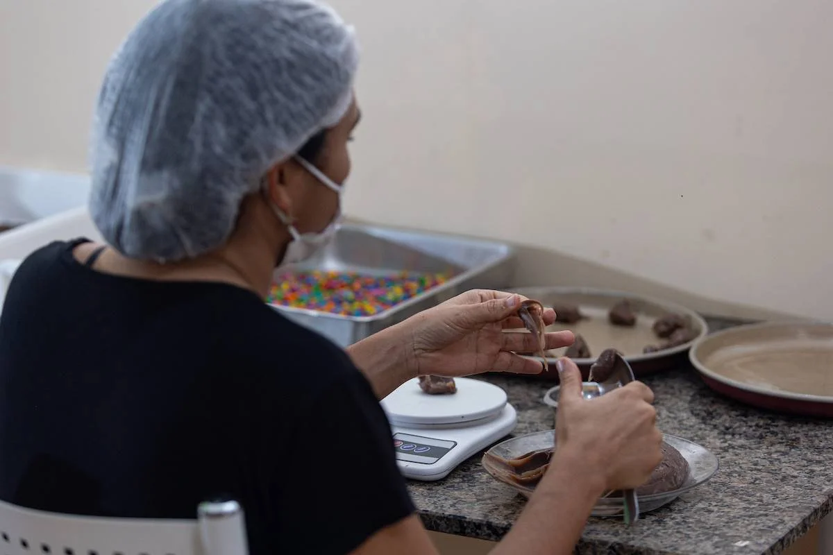 Karina vende doces artesanais em bares, restaurantes e outros pontos da cidade vestida de "Pereirão" Karina vende doces artesanais em bares, restaurantes e outros pontos da cidade vestida de "Pereirão"