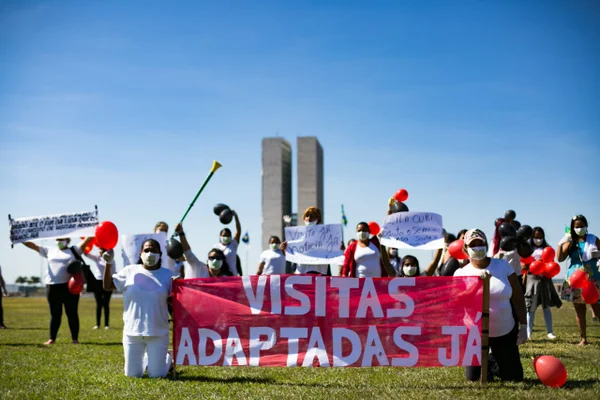 pessoas carregando faixas