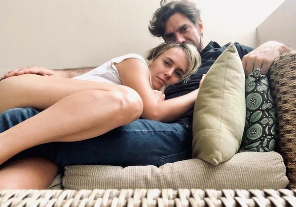 Fernanda Nobre revela relacionamento aberto na web: “Quis tirar a traição”