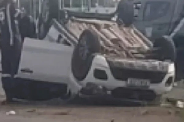 Imagem colorida, carro capotado no Trevo do Polo-Metrópoles