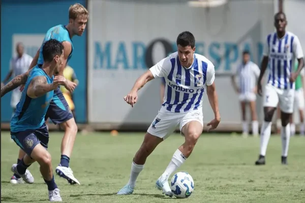 Time do Azuriz-PR treinando com destaque para Augusto Galvan