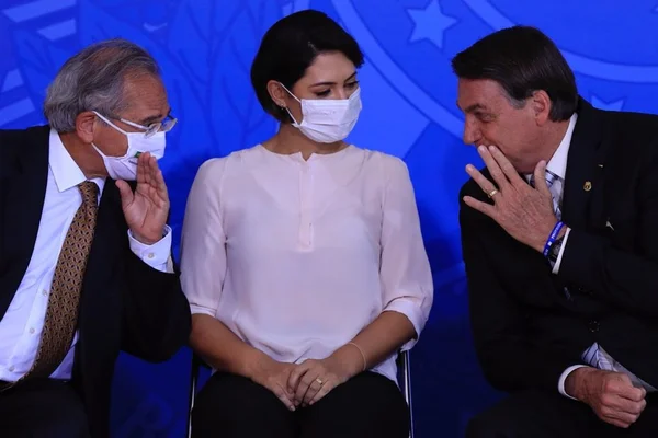 Michelle Bolsonaro, entre Paulo Guedes e Jair Bolsonaro