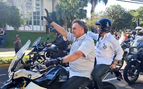 Bolsonaro realiza “sonho” de levar Tereza Cristina na garupa de moto